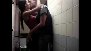 Poniendola a mamar en el pasillo