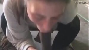 Slut sucer ma bite et avaler juste après nous venons de rencontrer