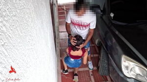 LE DOY UN AVENTON A UNA PEQUEÑA DE 18 AÑOS Y TERMINA CABALGANDO MI VERGA HASTA CORREME